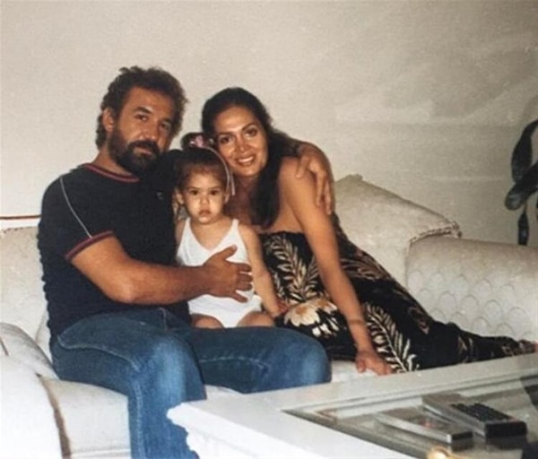 Yeşilçam'ın Toksik Aşkı: Türkan Şoray ve Nebahat Çehre'ye Yıllar Önce Aynı Aşk Kartlarını Gönderen Adam 5 yesilcamin toksik aski turkan soray ve nebahat cehreye yillar once ayni ask kartlarini gonderen nWSatiVS