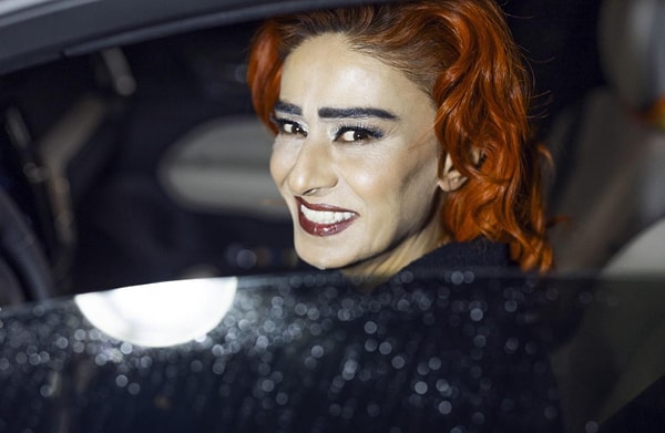 Yıldız Tilbe, Ağzını Yaya Yaya Konuşup Kendisini Taklit Edenlere Sert Çıkıştı! 1 yildiz tilbe agzini yaya yaya konusup kendisini taklit edenlere sert cikisti 0 VZRhsc2D