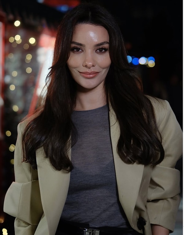Yorum Yağdı: Dünyaca Ünlü Model ve Oyuncuyla Yan Yana Poz Veren Hazal Filiz Küçükköse Güzelliğiyle Çığır Açtı! 1 yorum yagdi dunyaca unlu model ve oyuncuyla yan yana poz veren hazal filiz kucukkose LkN2yLb2