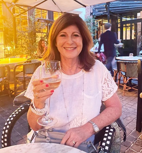 34 yillik evliligini bitirip gercek mutlulugu tanisma uygulamalarinda buldugunu soyleyen 70 yasindaki kadin 0 ffX2Mwgh