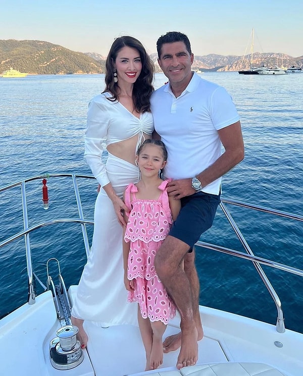 annesine cekmis eski turkiye guzeli nefise karatayin 10 yasindaki kizi maya guzelligiyle buyuledi 2 M53UpGsa