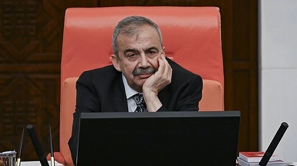 bakin ne yapmis sirri sureyya onderin vefatiyla sarsilan sezen aksunun yaptigina inanamayacaksiniz 0 YVKMKLU6