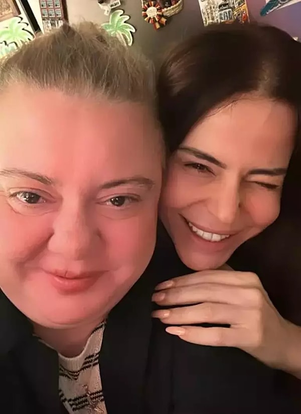 Boğazı Düğümlendi: Geçtiğimiz Hafta Ablası Nilay Sağın'ı Kaybeden Simge'nin Konserdeki Hali Yürekleri Burktu 2 bogazi dugumlendi gectigimiz hafta ablasi nilay sagini kaybeden simgenin konserdeki hali yurekleri burktu 1 fQVvgN16