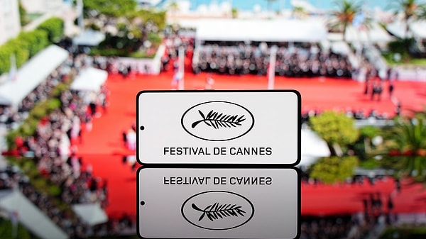 Cannes Film Festivali'ne Pembelere Bürünüp Gelen Hande Erçel'in Kombini Sosyal Medyada Tartışma Yarattı! 1 cannes film festivaline pembelere burunup gelen hande ercelin kombini sosyal medyada tartisma yaratti 0