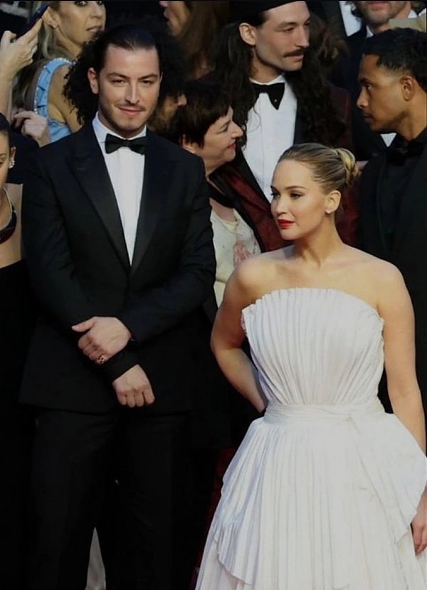 Cannes Kırmızı Halısına Geç Kalıp Fiyasko Yaşayan Boran Kuzum'un Tavırları Eleştirilerin Merkezine Oturdu! 2 cannes kirmizi halisina gec kalip fiyasko yasayan boran kuzumun tavirlari elestirilerin merkezine oturdu 1 9u7R8ymR