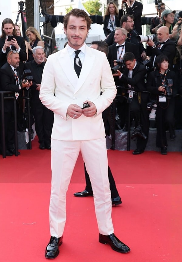 Cannes Kırmızı Halısına Geç Kalıp Fiyasko Yaşayan Boran Kuzum'un Tavırları Eleştirilerin Merkezine Oturdu! 3 cannes kirmizi halisina gec kalip fiyasko yasayan boran kuzumun tavirlari elestirilerin merkezine oturdu 2 ziHfvp9B