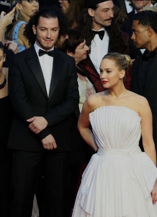 Cannes'da Jennifer Lawrence'la Görüntülenen Boran Kuzum'un Arkasındaki Bonus Saçlı Birey Olay Kareyi Mahvetti! 3 cannesda jennifer lawrencela goruntulenen boran kuzumun arkasindaki bonus sacli birey olay kareyi mahvetti 2 fzffiU87