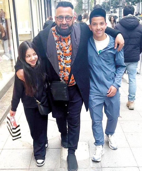 Çukulata Kız Şarkısıyla Ünlenen Ünlü Şarkıcı Ragga Oktay Yıllar Sonra Ortaya Çıktı! 3 cukulata kiz sarkisiyla unlenen unlu sarkici ragga oktay yillar sonra ortaya cikti 2 Ljvq7KBs