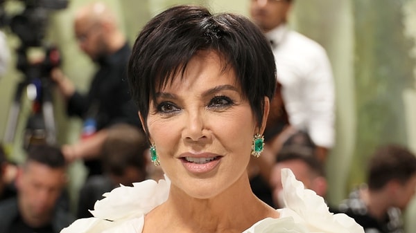 gecirdigi estetik operasyonla kizlarindan da genc duran kris jenner doktorunun kim oldugunu itiraf etti bs25gUk4