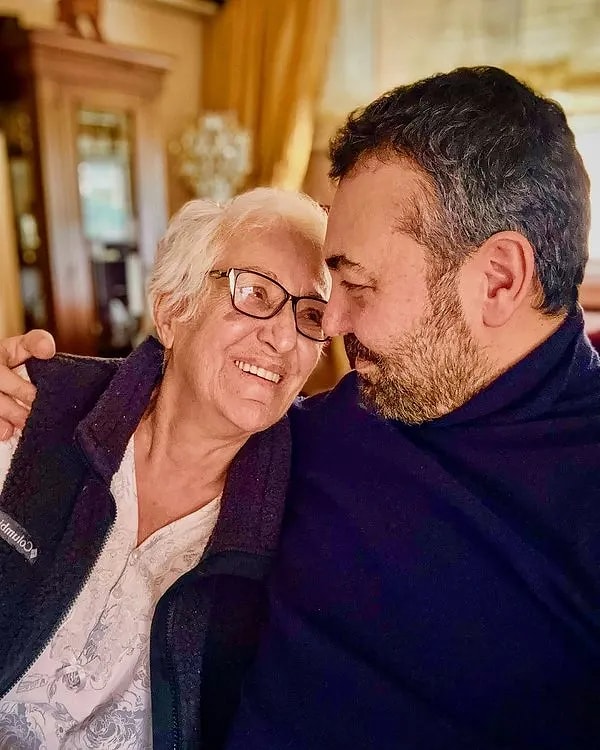 Gelinim Mutfakta'nın Ünlü Sunucusu Aslı Hünel'in Acı Günü: Annesi Şükran Hünel Hayatını Kaybetti! 4 gelinim mutfaktanin unlu sunucusu asli hunelin aci gunu annesi sukran hunel hayatini kaybetti 3 sS62ak5J