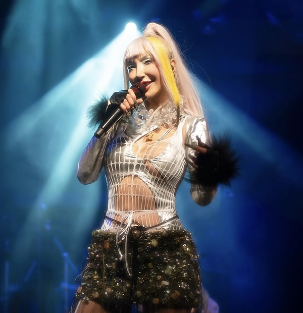 Göz Kanatmaya Yemin Etmiş: Hande Yener'in Tuhaf Detaylarla Bezeli Konser Kombini Yerden Yere Vuruldu! 2 goz kanatmaya yemin etmis hande yenerin tuhaf detaylarla bezeli konser kombini yerden yere vuruldu lR2zMgBu