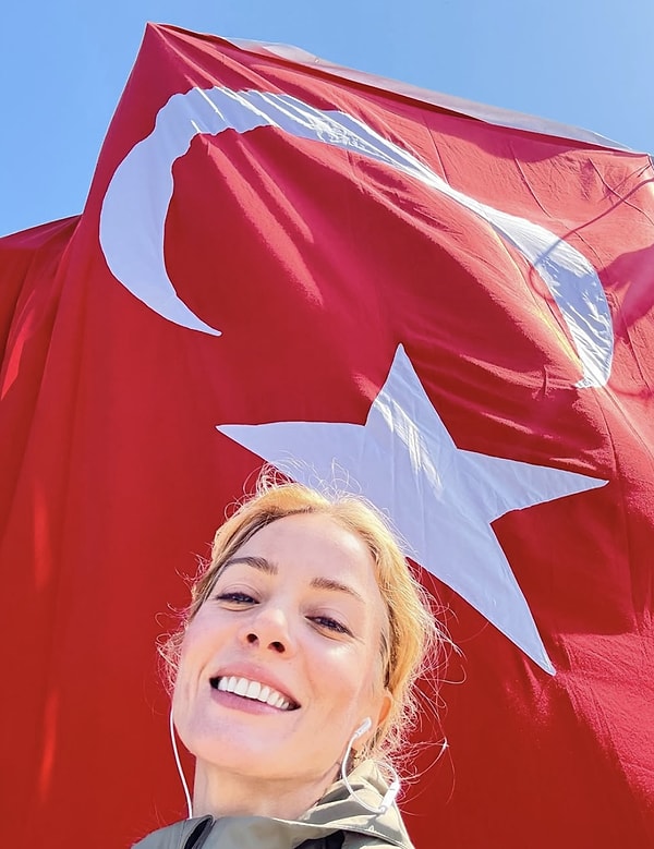 Halk Otobüsüne Binmesiyle Gündem Olmuştu: Bade İşçil İstanbul Aşkını Çektiği Video ile İlan Etti! 1 halk otobusune binmesiyle gundem olmustu bade iscil istanbul askini cektigi video ile ilan etti