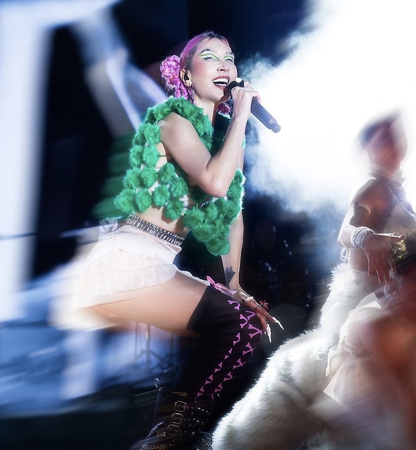 hande yener konserinde devirecegiz sozleriyle dinleyicilerden alkis topladi 1