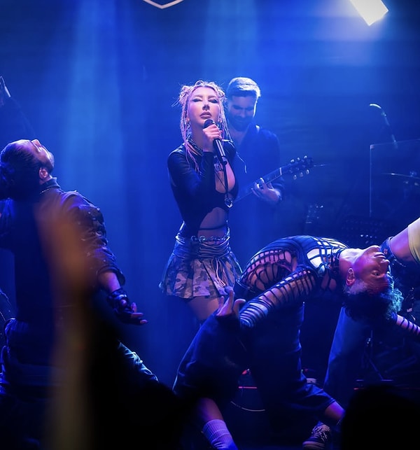 hande yener konserinde devirecegiz sozleriyle dinleyicilerden alkis topladi 2 a7WXJVV9