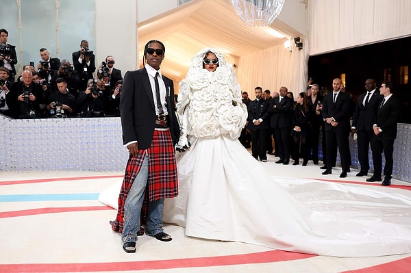 Hollywood Ünlülerinin Cebini Milyonlarla Yakan Met Gala’nın Kaskatı Kurallarını İnceliyoruz! 1 hollywood unlulerinin cebini milyonlarla yakan met galanin kaskati kurallarini inceliyoruz 0 enVwUWDs