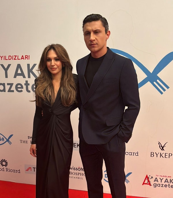 İlk Bakışta Ayırt Etmek Mümkün Değil: Uzak Şehir'in Nare'si Sahra Şaş'tan Jennifer Lopez Benzetmesine Yorum! 2 ilk bakista ayirt etmek mumkun degil uzak sehirin naresi sahra sastan jennifer lopez benzetmesine 84BXaSzf