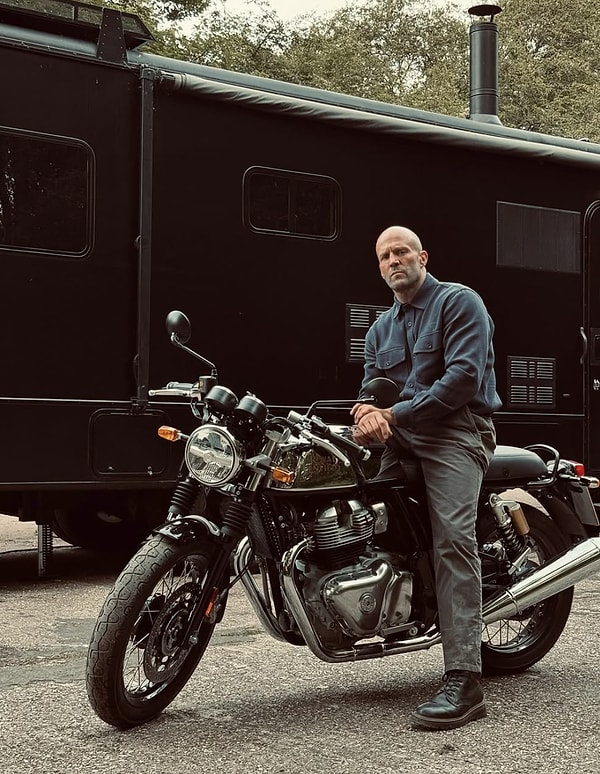 Jason Statham Kimdir, Kaç Yaşında? Jason Statham Kariyeri ve Özel Hayatı Hakkında Merak Edilen Bilgiler 1 jason statham kimdir kac yasinda jason statham kariyeri ve ozel hayati hakkinda merak edilen PNwEq9wm