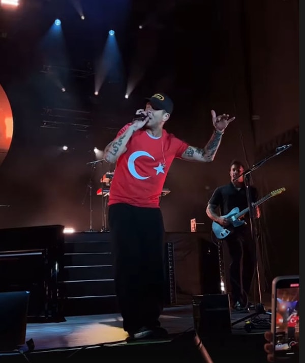 Kalpleri Fethetti: OneRepublic Solisti Ryan Tedder'den İstanbul Konserinde Türk Bayraklı Tişört Sürprizi! 1 kalpleri fethetti onerepublic solisti ryan tedderden istanbul konserinde turk bayrakli tisort surprizi 0 XwZDLZf9