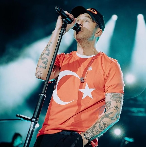 Kalpleri Fethetti: OneRepublic Solisti Ryan Tedder'den İstanbul Konserinde Türk Bayraklı Tişört Sürprizi! 2 kalpleri fethetti onerepublic solisti ryan tedderden istanbul konserinde turk bayrakli tisort surprizi 1