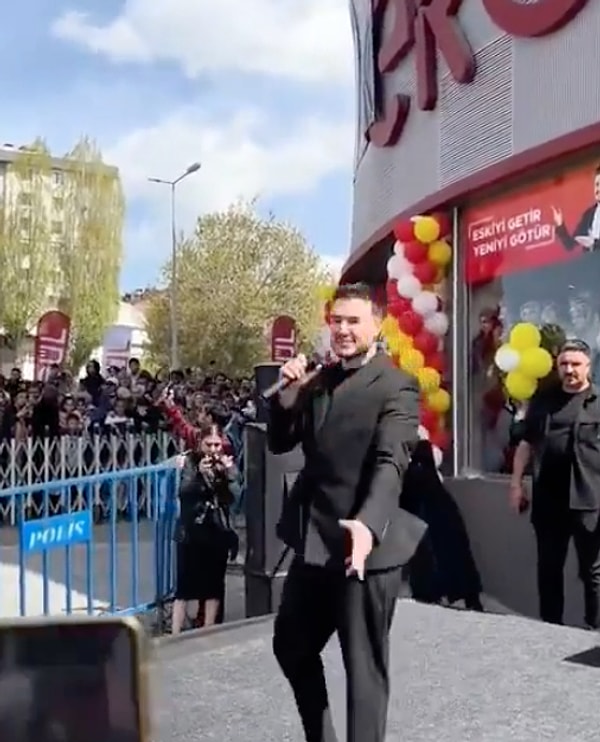 Mustafa Ceceli'nin Bir Mağaza Açılışında Şarkı Söylediği Anlar X Kullanıcılarının Diline Büyük Düştü! 2 mustafa cecelinin bir magaza acilisinda sarki soyledigi anlar x kullanicilarinin diline buyuk dustu 1 ZFvCBqAe