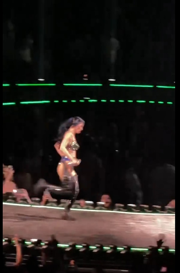 Sahneden Koşmanın Azizliğine Uğrayan Katy Perry, Açılan Kıyafeti İçin Yardım Aldı 1 sahneden kosmanin azizligine ugrayan katy perry acilan kiyafeti icin yardim aldi 0 wDe1d54p