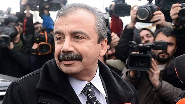 Sırrı Süreyya Önder'in Hayatını Kaybetmesine Ünlü İsimlerden Taziye Paylaşımları 1 sirri sureyya onderin hayatini kaybetmesine unlu isimlerden taziye paylasimlari 0