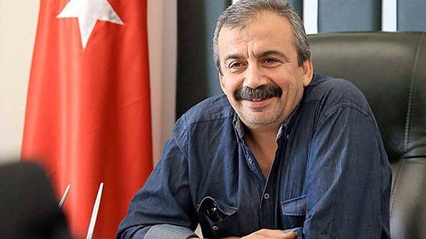 Sırrı Süreyya Önder'in Vefatının Ardından Saçlarını Kazıtan Sezen Aksu'nun Son Hali Ortaya Çıktı! 2 sirri sureyya onderin vefatinin ardindan saclarini kazitan sezen aksunun son hali ortaya cikti 1 vJSSCssy