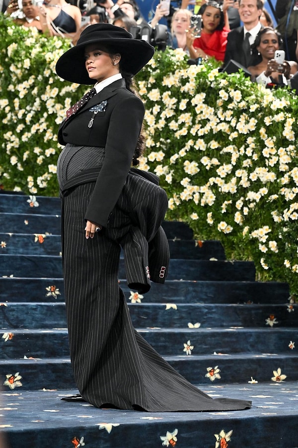 Yine Şarkı Yok Bebek Var: 2025 Met Gala'ya Karnı Burnunda Gelen Rihanna, 3. Çocuğuna Hamile Olduğunu Duyurdu! 3 yine sarki yok bebek var 2025 met galaya karni burnunda gelen rihanna 3 cocuguna 4YkmX47p