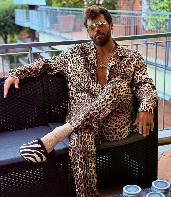 Yine Tarih Yazdı: Baştan Aşağı Leopar Kombine Zebra Desenli Terlik Giyen Can Yaman Göz Kanattı! 3 yine tarih yazdi bastan asagi leopar kombine zebra desenli terlik giyen can yaman goz QCRWnpF3