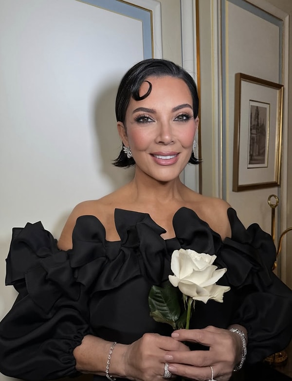 Yüzünü Gerdirerek 20 Yaş Gençleşti: Kris Jenner, Son Haliyle Kızı Kim Kardashian'a Benzetildi! 2 yuzunu gerdirerek 20 yas genclesti kris jenner son haliyle kizi kim kardashiana benzetildi 1