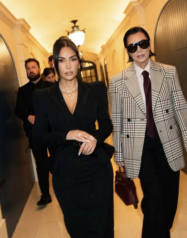 Yüzünü Gerdirerek 20 Yaş Gençleşti: Kris Jenner, Son Haliyle Kızı Kim Kardashian'a Benzetildi! 4 yuzunu gerdirerek 20 yas genclesti kris jenner son haliyle kizi kim kardashiana benzetildi 3 JKI5kjpD