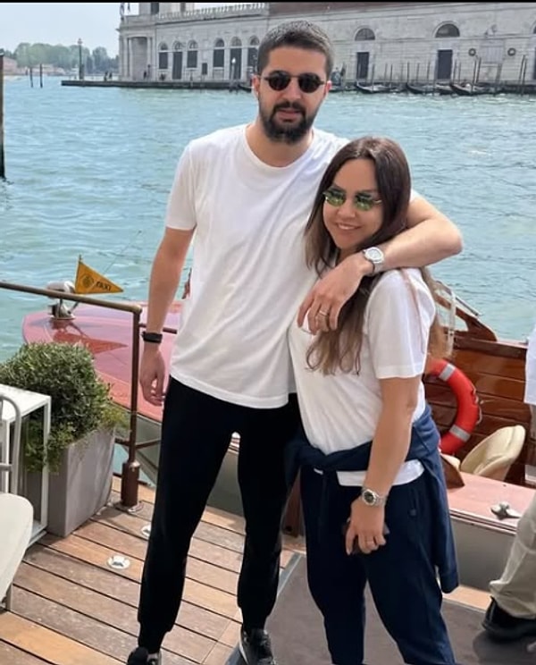 Yüzünü Gören Cennetlik: Ebru Gündeş'in Sessiz Sedasız Evlendiği İş İnsanı Murat Özdemir'in Paçaları Göze Battı 2 yuzunu goren cennetlik ebru gundesin sessiz sedasiz evlendigi is insani murat ozdemirin pacalari goze hXwimERA