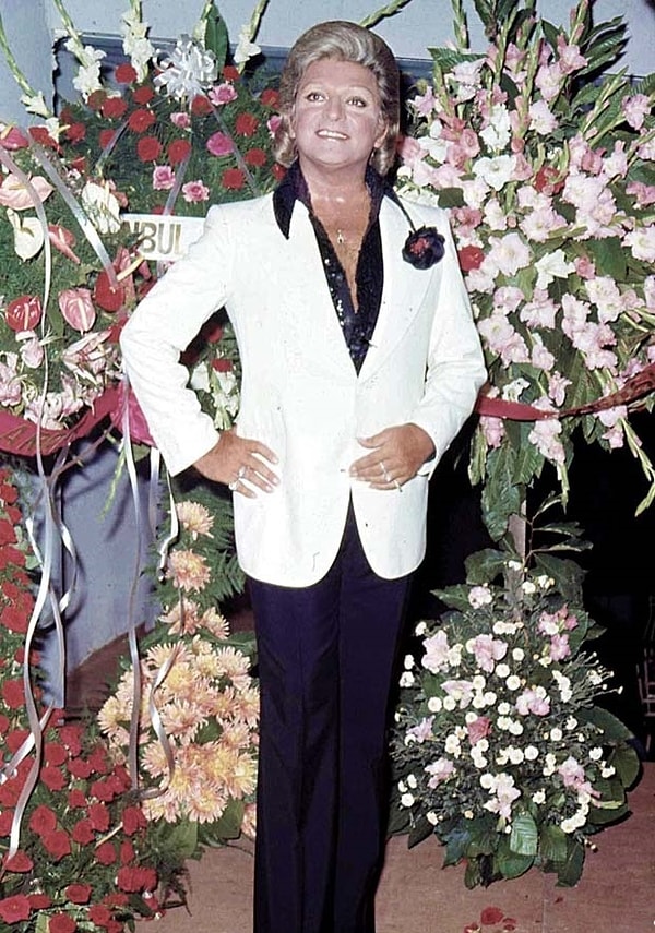 Zeki Müren'in Sevgilisi İçin Kara Çarşafa Nasıl Girdiğini Detaylarıyla Anlatıyoruz 2 zeki murenin sevgilisi icin kara carsafa nasil girdigini detaylariyla anlatiyoruz 1 wT8vrv7C