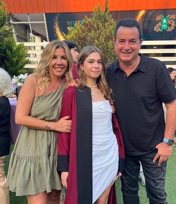 Acun Ilıcalı ve Eski Eşi Zeynep Yılmaz Kızları Yasemin'in Mezuniyet Töreni İçin Bir Araya Geldi! 1 acun ilicali ve eski esi zeynep yilmaz kizlari yaseminin mezuniyet toreni icin bir araya zsy7LkWS