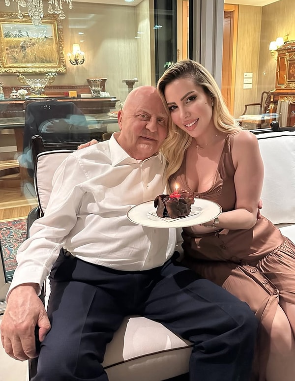 Aralarında 42 Yaş Olan Lucien Arkas ve Merve Arkas Evliliklerinin Üçüncü Senesini Kutladı! 3 aralarinda 42 yas olan lucien arkas ve merve arkas evliliklerinin ucuncu senesini kutladi 2 pWXzTbzF