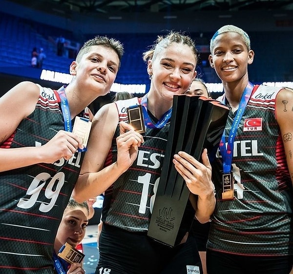 artik ayni dovmeye sahipler melissa vargas boynuna gunes dovmesi kazitirken zehra gunes de yanindaymis nOAPOEwz