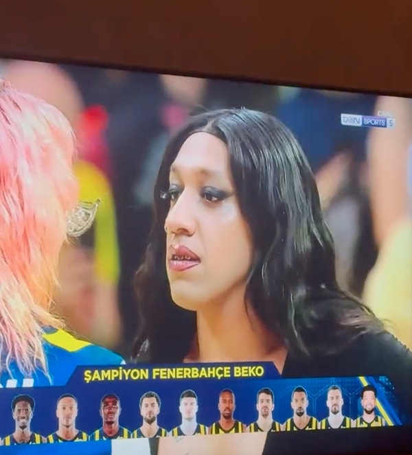 Fenerbahçe'nin Şampiyonluk Kutlamasında Dansı Olay Olmuştu: Mecnun Giasar, Melike Şahin'in Klibinde Yer Aldı! 1 fenerbahcenin sampiyonluk kutlamasinda dansi olay olmustu mecnun giasar melike sahinin klibinde yer aldi 0 RUdnbyRi