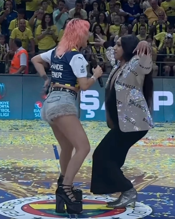 Fenerbahçe'nin Şampiyonluk Kutlamasında Dansı Olay Olmuştu: Mecnun Giasar, Melike Şahin'in Klibinde Yer Aldı! 2 fenerbahcenin sampiyonluk kutlamasinda dansi olay olmustu mecnun giasar melike sahinin klibinde yer aldi 1 ZkN7bWwq