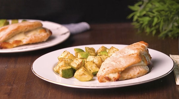 Philips Çift Hazneli Airfryer'da Hellim Dolgulu Tavuk ve Kabak Kızartması Nasıl Yapılır? 1 philips cift hazneli airfryerda hellim dolgulu tavuk ve kabak kizartmasi nasil yapilir 0 1flTnBnG