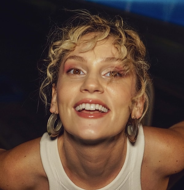 sakin gibi gorunen ama kalbi alev alev olan unluler 5 pmKypc49