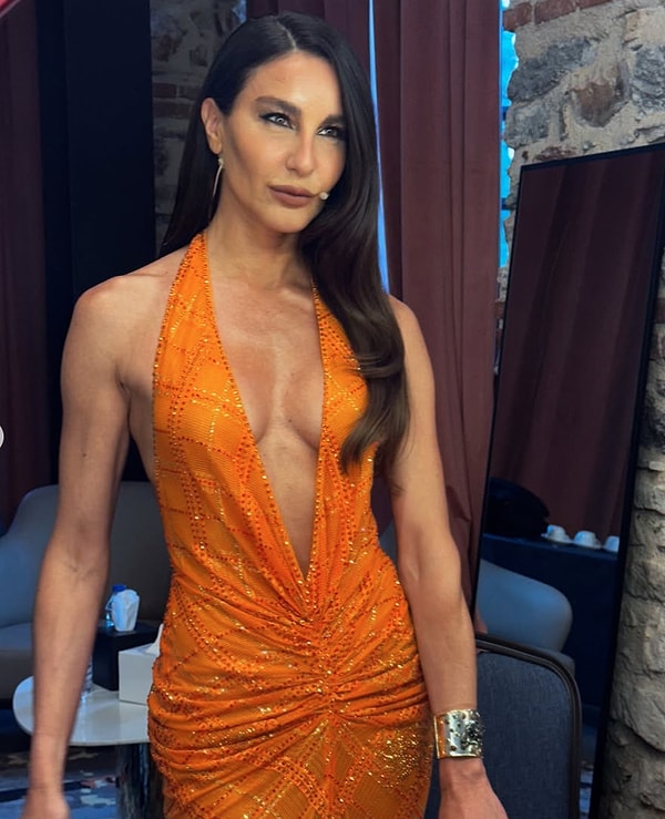 48 Yaşındaki Eski Model Ece Sükan Hiç Görülmemiş Tarzdaki Dekoltesiyle Ağızları Açık Bıraktı! 1 48 yasindaki eski model ece sukan hic gorulmemis tarzdaki dekoltesiyle agizlari acik birakti 0 JdiXOmf9