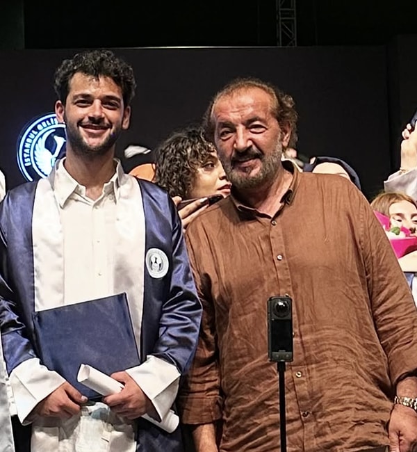 Ailede Yeni Bir Şef Var: Mehmet Yalçınkaya'nın Gözlerden Uzak Büyüttüğü Oğlu Utkan Gastronomi Mezunu Oldu! 3 ailede yeni bir sef var mehmet yalcinkayanin gozlerden uzak buyuttugu oglu utkan gastronomi mezunu