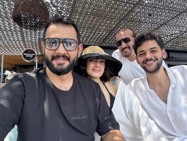 Ailede Yeni Bir Şef Var: Mehmet Yalçınkaya'nın Gözlerden Uzak Büyüttüğü Oğlu Utkan Gastronomi Mezunu Oldu! 2 ailede yeni bir sef var mehmet yalcinkayanin gozlerden uzak buyuttugu oglu utkan gastronomi mezunu WneQhu2b