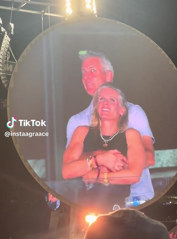 Coldplay Konserinde CEO Skandalı: Evli Girişimci Müdürüyle "Öpücük Kamerasına" Yakalandı 1 coldplay konserinde ceo skandali evli girisimci muduruyle opucuk kamerasina yakalandi 0 KbWzTTlL