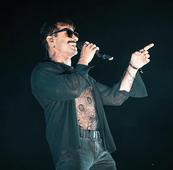 Dantele Gerek Var mıydı? Konser Tarzıyla Göz Kanatan Gökhan Türkmen, Muammer Ketenci'ye Benzetildi! 1 dantele gerek var miydi konser tarziyla goz kanatan gokhan turkmen muammer ketenciye benzetildi 0 3vMAeaWk