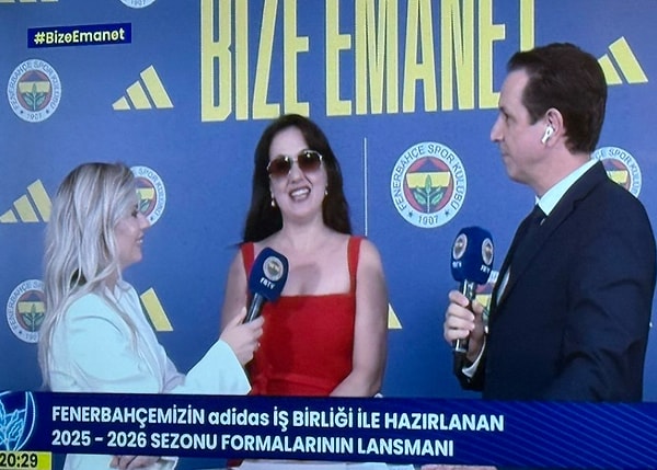 Fenerbahçe'nin Yeni Forma Lansmanına Kırmızı Elbisesiyle Katılan Meltem Cumbul Tartışmaların Fitilini Ateşledi 2 fenerbahcenin yeni forma lansmanina kirmizi elbisesiyle katilan meltem cumbul tartismalarin fitilini atesledi 1 5QQrfFbC