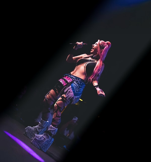 Hande Yener Plaj Konserinde Yine Bildiğini Okudu: İlginç Kombini Olay Yarattı! 1 hande yener plaj konserinde yine bildigini okudu ilginc kombini olay yaratti 0 RFp5dysI