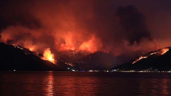 Infleuncer İmren Deniz Arka Planda Yangın Görüntüleri Olan Pozlarının Ardından Tepkilerin Odak Noktası Oldu 1 infleuncer imren deniz arka planda yangin goruntuleri olan pozlarinin ardindan tepkilerin odak noktasi oldu PZFTM8Kw