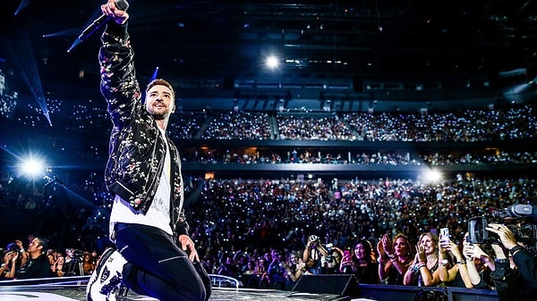 Justin Timberlake'in Konser Esnasında Ezilme Riski Yaşayan Seyircilere Yardım Ettiği Anlar Ortaya Çıktı! 1 justin timberlakein konser esnasinda ezilme riski yasayan seyircilere yardim ettigi anlar ortaya cikti 0 dOpU6Sq3