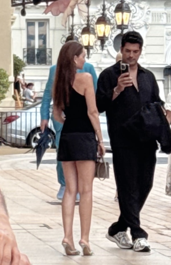 Koca Gibi Koca: Rafet El Roman'ın Karesine Sızan Fahriye Evcen ve Burak Özçivit Bakın Ne Yaparken Yakalandı? 3 koca gibi koca rafet el romanin karesine sizan fahriye evcen ve burak ozcivit bakin s5VzvYMO